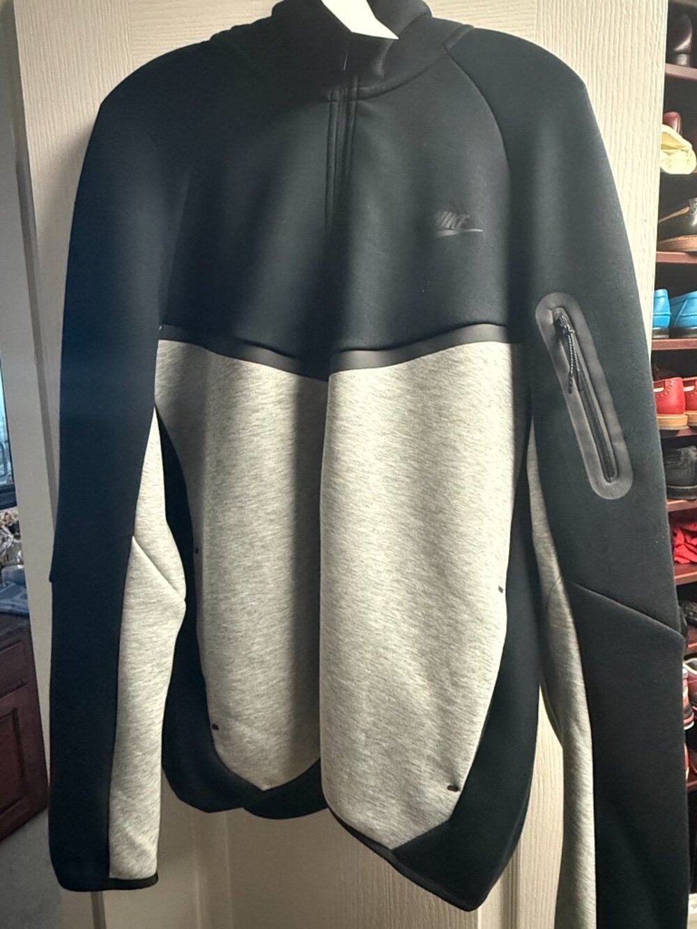 NIKE GRAY AND BLACK SWEATSHIRT SIZE LARGE BRAND NEW